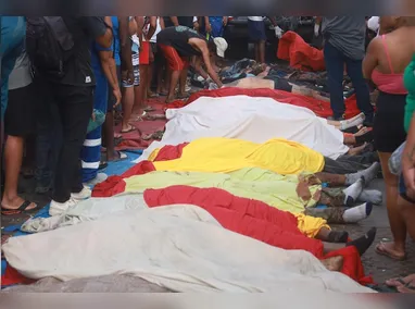 Moradores do Complexo da Penha  encontraram  ao menos 74 corpos, que foram levados para a Estrada José Rucas, uma das principais da região