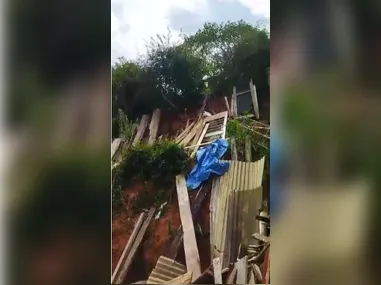 O suspeito teria batido na companheira, que está grávida, após ela receber uma ligação