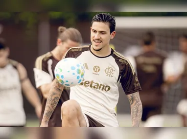 Andrew recebeu a camisa das mãos do diretor de futebol José Boto