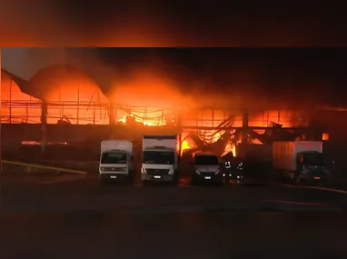 Imagem ilustrativa da imagem Incêndio que atingiu a Ceasa no Rio de Janeiro destruiu pavilhão; veja imagens