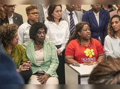 Moradores do Complexo da Penha  encontraram  ao menos 74 corpos, que foram levados para a Estrada José Rucas, uma das principais da região