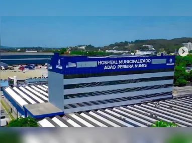 O veículo, uma Land Rover, estava trancado sob a ponte, pressionado pela correnteza e com as rodas viradas para cima.