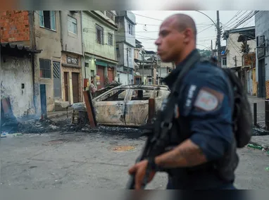 Informações preliminares da Polícia Militar apontam que a explosões e as chamas aconteceram em uma residência na Rua Francisco Bueno, n°73, onde supostamente funciona um depósito clandestino de fogos de artifício