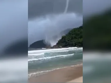 Nas imagens, destroços da aeronave aparecem boiando no rio após o acidente