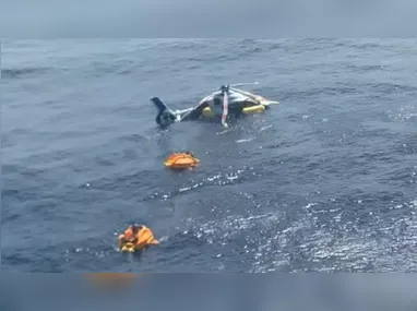 A Marinha confirmou que fez o resgate de oito pessoas (seis passageiros e dois tripulantes)