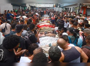 Moradores do Complexo da Penha  encontraram  ao menos 74 corpos, que foram levados para a Estrada José Rucas, uma das principais da região