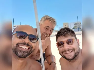 Luiz Pedro Fortes dos Santos no meio entre seu filho, Caue Camargo Santos e o genro poucos dias antes de morrer afogado no mar de Maricá