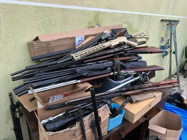 Informações preliminares da Polícia Militar apontam que a explosões e as chamas aconteceram em uma residência na Rua Francisco Bueno, n°73, onde supostamente funciona um depósito clandestino de fogos de artifício