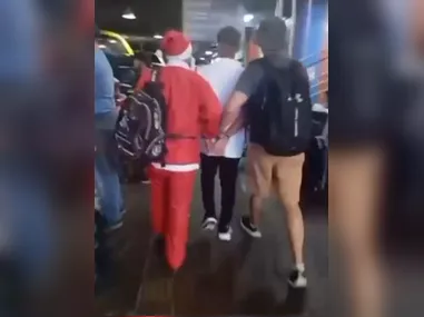 Imagem ilustrativa da imagem Policial vestido de Papai Noel prende foragido na rodoviária de Porto Alegre