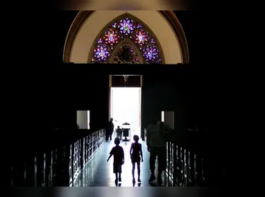 Bombeiros realizam buscas por vítimas no local