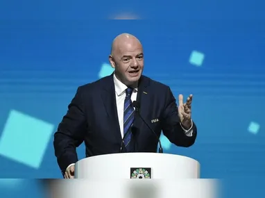 O presidente dos Estados Unidos, Donald Trump, discursa após ser homenageado com o novo Prêmio da Paz da Fifa pelo presidente entidade, Gianni Infantino, antes do sorteio dos grupos da Copa do Mundo de 2026