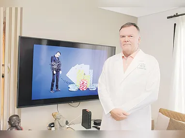 Ônibus com o adesivo indicando a paralisação prevista para terça-feira