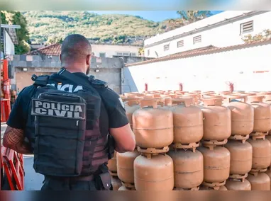 Imagem ilustrativa da imagem Traficantes do Comando Vermelho danificam rede de gás para vender botijões acima do valor no Rio