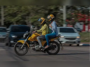 Imagem ilustrativa da imagem Uber e 99 adiam estreia de mototáxi e prometem ir à Justiça contra novas regras