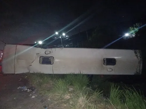 
          Imagem ilustrativa da imagem Acidente entre carreta e ônibus deixa feridos na BR-232, em Moreno
          