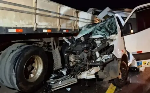 
          Imagem ilustrativa da imagem Acidente entre carreta e van com estudantes deixa um morto e 14 feridos no RS
          