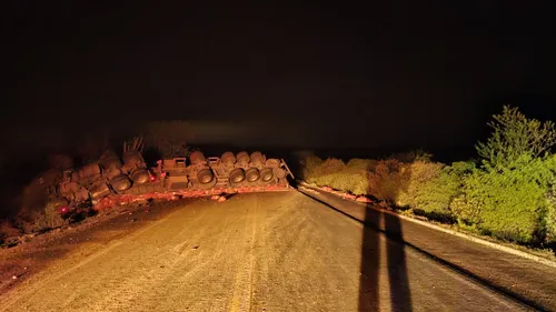 
          Imagem ilustrativa da imagem Acidente entre carro e caminhão deixa um morto na BR-116, em Cabrobó
          