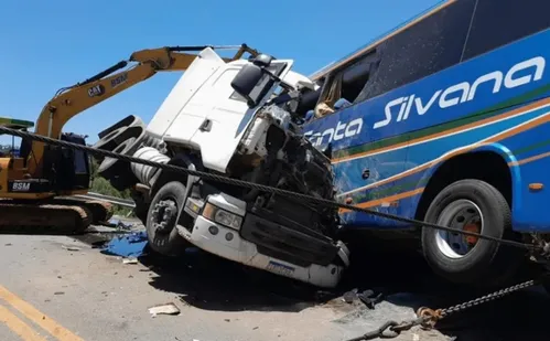 
          Imagem ilustrativa da imagem Acidente entre caminhão e ônibus mata ao menos 11 pessoas no RS
          