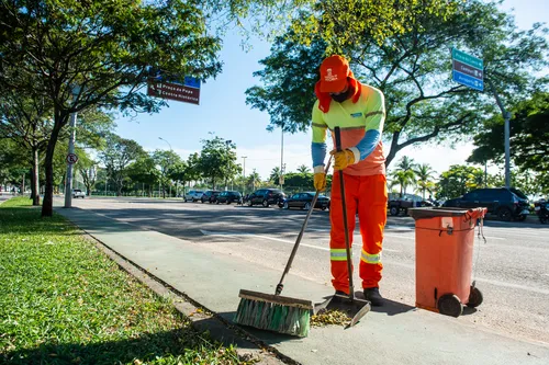 
          Imagem ilustrativa da imagem Greve nacional dos garis é suspensa após assembleia
          