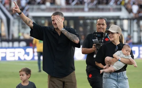 
          Imagem ilustrativa da imagem Adeus emocionado e empate sem gols: como foi a saída de Vegetti do Vasco
          