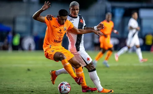 
          Imagem ilustrativa da imagem Adeus emocionado e empate sem gols: como foi a saída de Vegetti do Vasco
          