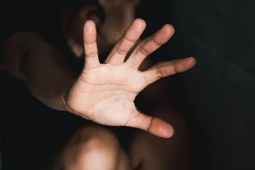 
          Imagem ilustrativa da imagem Adolescente é suspeito de abusar a sobrinha de 4 anos em Petrolina, diz jornal
          