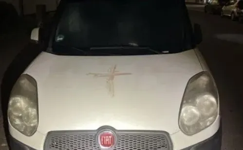 
          Imagem ilustrativa da imagem Alemanha investiga suásticas pintadas com sangue humano em mais de 40 carros
          