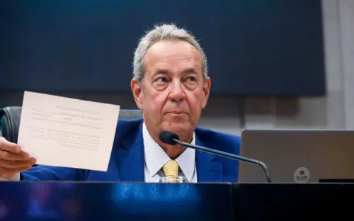 
          Imagem ilustrativa da imagem Alepe abre extraordinária sob queda de braço entre base de Raquel e Álvaro Porto
          