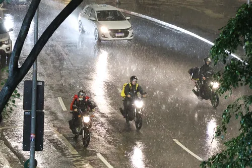 
          Imagem ilustrativa da imagem Alerta de chuva forte e risco de deslizamentos para ES e outros estados do Sudeste
          