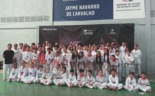 
          Imagem ilustrativa da imagem Alunos de projeto social brilham no taekwondo
          