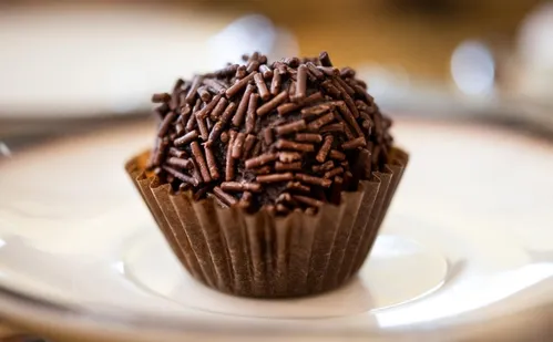 
          Imagem ilustrativa da imagem Alunos são investigados por planejar dar brigadeiros envenenados a professoras
          