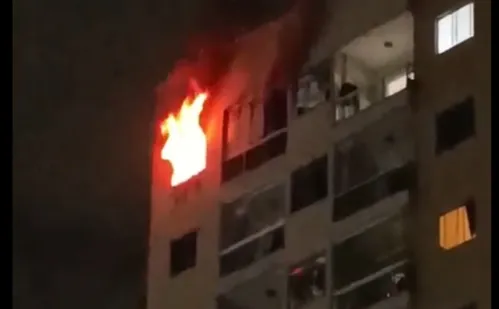 
          Imagem ilustrativa da imagem Apartamento pega fogo e chamas matam cachorro em Vila Velha; veja vídeos
          