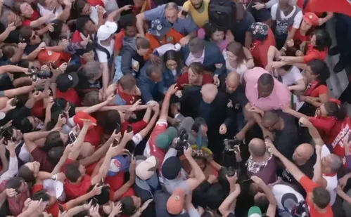 
          Imagem ilustrativa da imagem 'Apocalipse nos Trópicos', de Petra Costa, disputa Bafta de melhor documentário
          