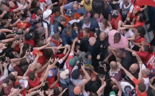 
          Imagem ilustrativa da imagem 'Apocalipse nos Trópicos', documentário de Petra Costa, fica de fora do Oscar
          