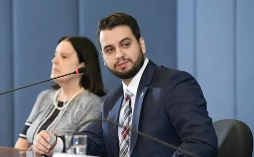 
          Imagem ilustrativa da imagem Após fuga de Silvinei, PF comunica Filipe Martins sobre prisão domiciliar
          