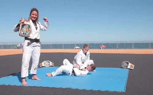 
          Imagem ilustrativa da imagem Arenas de verão com oficinas, dança e esportes nas praias
          