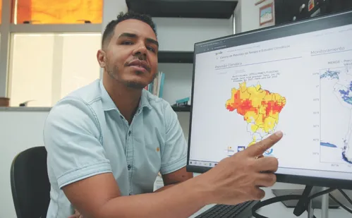 
          Imagem ilustrativa da imagem Árvores caídas e estragos em 14 cidades após chuva
          