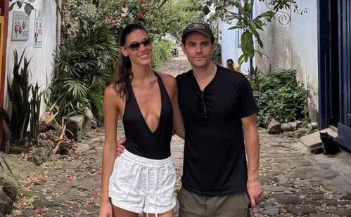 
          Imagem ilustrativa da imagem Ator de 'The Vampire Diaries' passa férias no Brasil ao lado da noiva
          