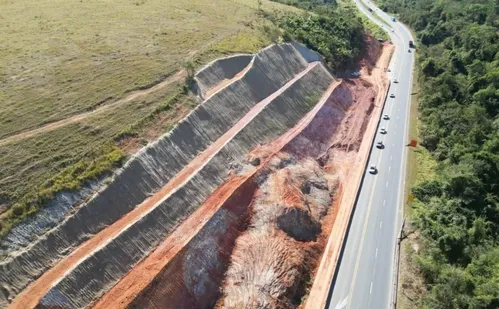 
          Imagem ilustrativa da imagem BR 101: quilômetro 246 na Serra será totalmente interditado para desmonte de rochas
          