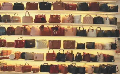 
          Imagem ilustrativa da imagem Bairros ganham 4 novas lojas de roupas e acessórios todos os dias
          