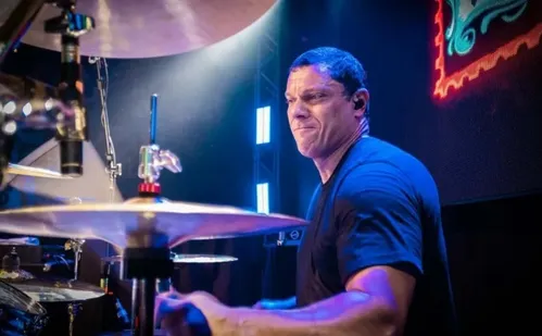 
          Imagem ilustrativa da imagem Baterista do CPM 22 é hospitalizado e banda cancela show em festival
          