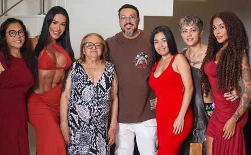 
          Imagem ilustrativa da imagem Belo e Gracyanne Barbosa passam Natal juntos em família
          