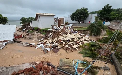 
          Imagem ilustrativa da imagem Bombeiros concluem trabalho em escombros de casa que desabou em Rio Bananal
          