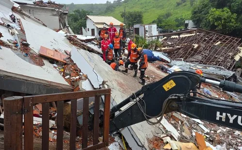
          Imagem ilustrativa da imagem Bombeiros concluem trabalho em escombros de casa que desabou em Rio Bananal
          