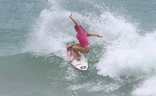 
          Imagem ilustrativa da imagem Brasileira é atingida por água-viva em eliminação do Mundial Júnior de Surfe
          