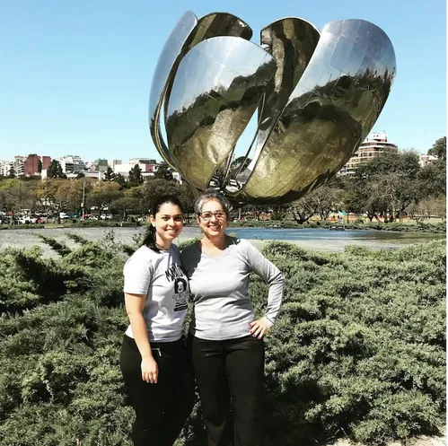 
          Imagem ilustrativa da imagem Brasileira morre após ser atacada na rua por homem desconhecido em Buenos Aires, diz família
          