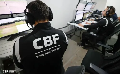 
          Imagem ilustrativa da imagem Brasileirão tenta fugir do caos na arbitragem com novas medidas da CBF
          