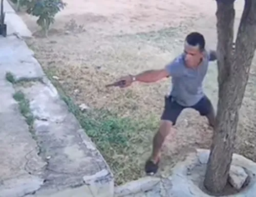 
          Imagem ilustrativa da imagem Briga por som alto termina com dois vizinhos baleados em Afogados da Ingazeira
          