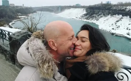 
          Imagem ilustrativa da imagem Bruce Willis não sabe que tem demência, diz esposa do ator: 'Nunca se deu conta'
          