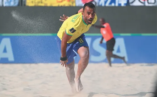 
          Imagem ilustrativa da imagem Bruno Xavier ensaia a “última dança” no futebol de areia
          